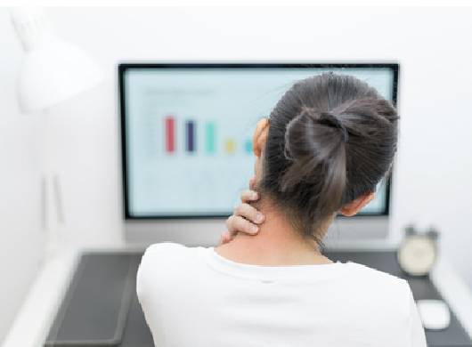 首に痛みがある女性のイメージ写真