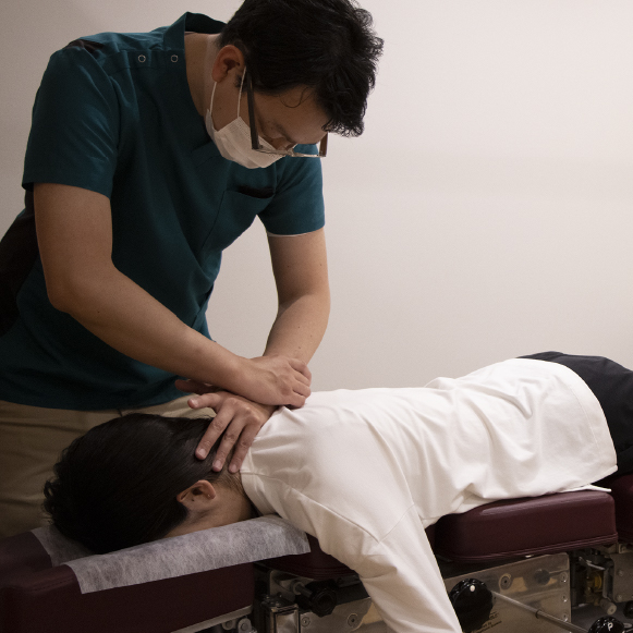首の施術風景
